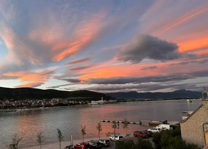 Kapetanovi Dvori Daire Trogir