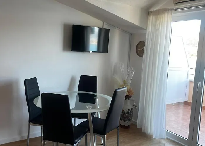 Kapetanovi Dvori * Τρογκίρ