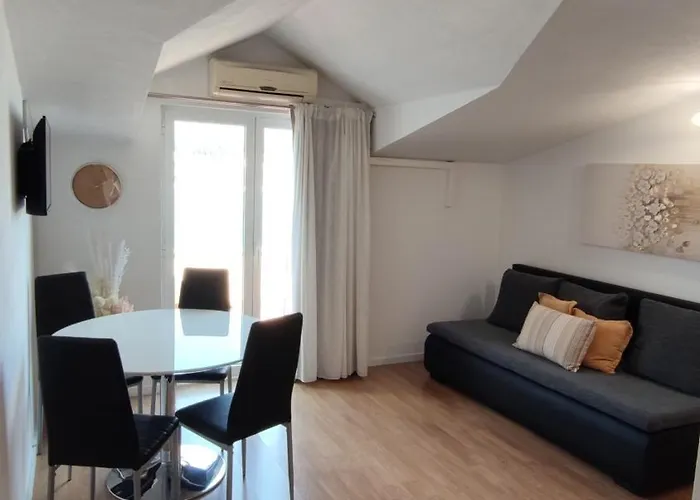 Kapetanovi Dvori Διαμέρισμα Τρογκίρ