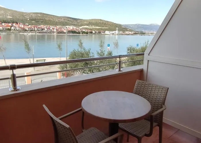 Kapetanovi Dvori Τρογκίρ