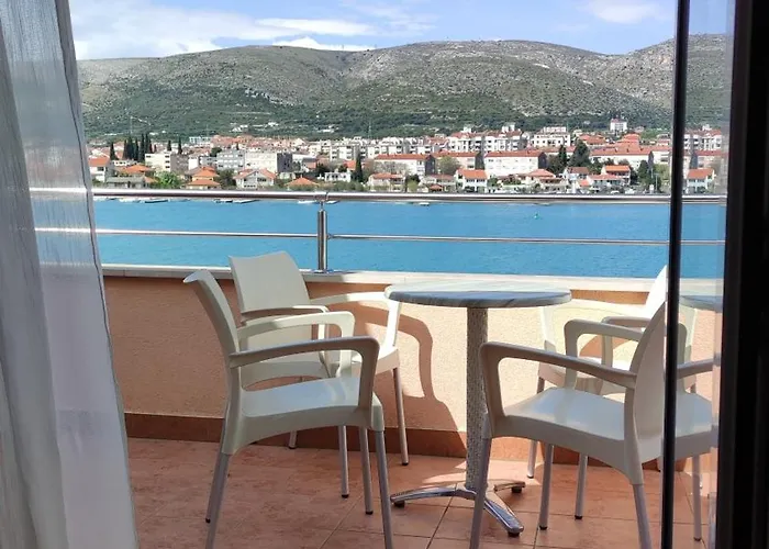 Kapetanovi Dvori * Τρογκίρ