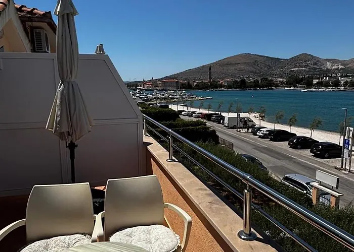 Kapetanovi Dvori Διαμέρισμα Τρογκίρ