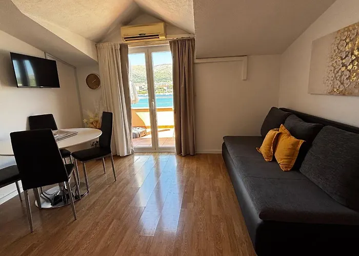 Kapetanovi Dvori Τρογκίρ