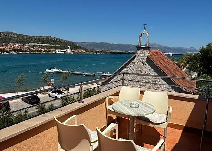 Kapetanovi Dvori * Τρογκίρ