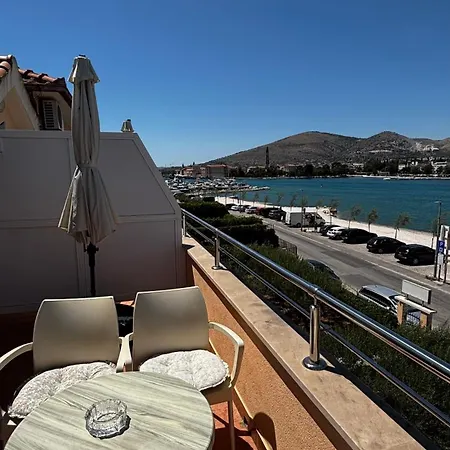 Kapetanovi Dvori アパート トロギール